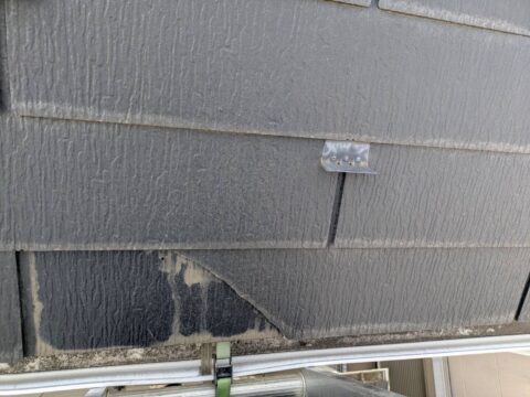 東京都練馬区:コロニアル屋根の部分的な割れと欠損(施工前)